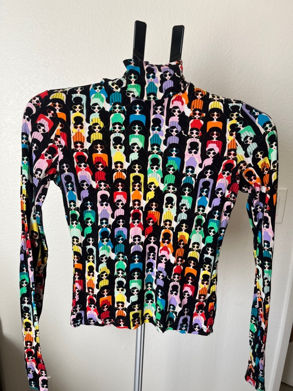 Alice + Olivia Multicolor Graphic Long Sleeve Top (Black Base)